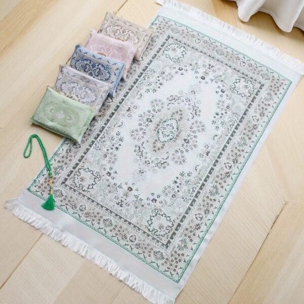 Alfombrilla de rezo islam (1) Alfombra de rezo simple extendida sobre suelo de madera, vista cenital