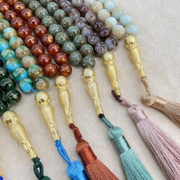 Tasbih - Tasbeeh - rosario musulman 5 Disposición artística de 6 Tasbihs de diferentes colores, mostrando la armonía del set