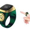 Mano usando un Tasbih electrónico smart en forma de anillo, mostrando la pantalla digital