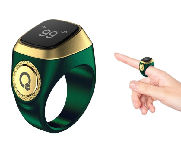 Mano usando un Tasbih electrónico smart en forma de anillo, mostrando la pantalla digital
