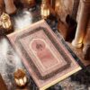 Detalle de la Masjid an-Nabawi (Rawda) bordada en la alfombra de oración