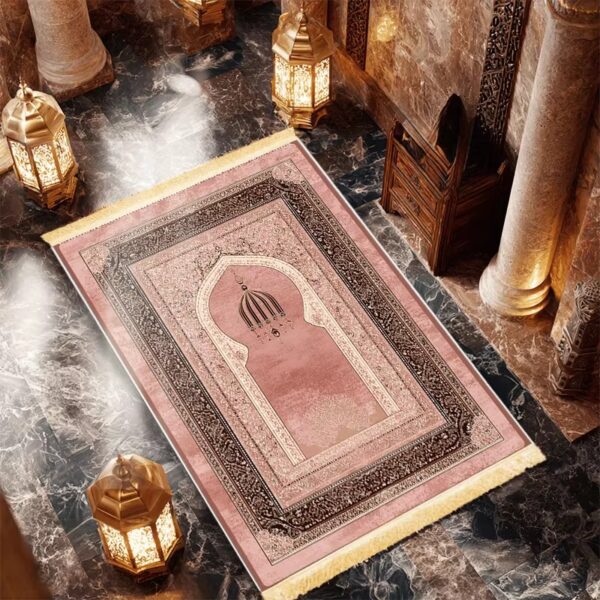 Detalle de la Masjid an-Nabawi (Rawda) bordada en la alfombra de oración