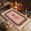 Detalle del bordado de la Masjid al-Haram y la Kaaba en la sajjada