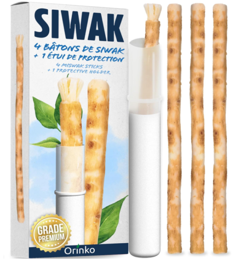 Palo de miswak natural sobre fondo de madera, listo para usar