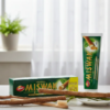 Tubo de pasta de dientes con extracto de miswak sobre fondo neutro