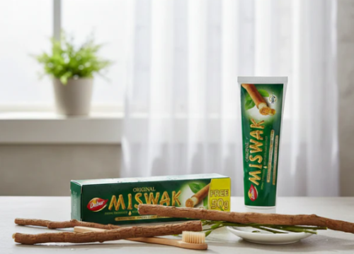 Tubo de pasta de dientes con extracto de miswak sobre fondo neutro