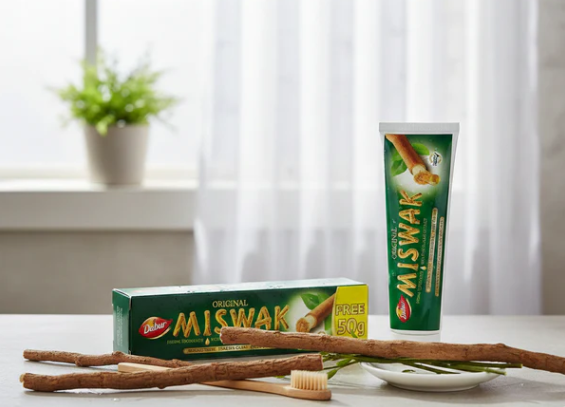 Tubo de pasta de dientes con extracto de miswak sobre fondo neutro